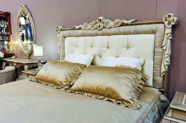 Luxusní postel Interior.Antique Vintage - Fotografie, Obrázek