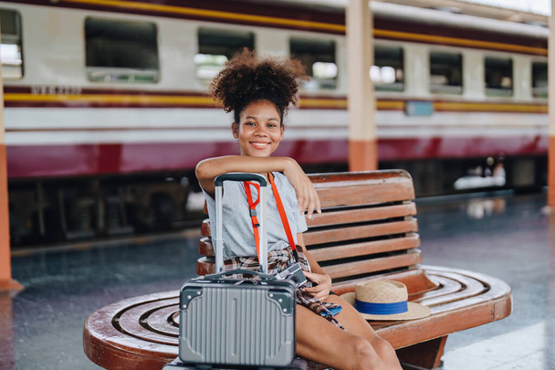 Туристи афроамериканці демонструють щасливі вирази в очікуванні своєї подорожі на вокзалі - Фото, зображення
