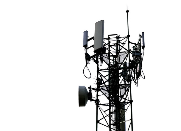 Antenli telekomünikasyon kulesi. Gökyüzündeki anten. Antenli kule. telefon anteni. - Fotoğraf, Görsel