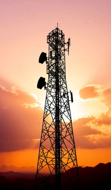 Antenli telekomünikasyon kulesi. Gökyüzündeki anten. Antenli kule. telefon anteni. - Fotoğraf, Görsel