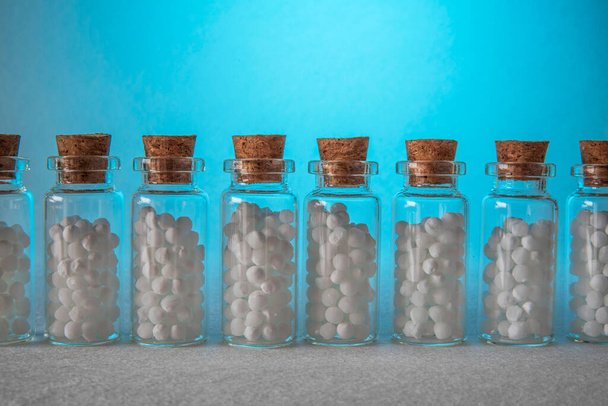 Medicina alternativa com grânulos homeopáticos brancos - Foto, Imagem