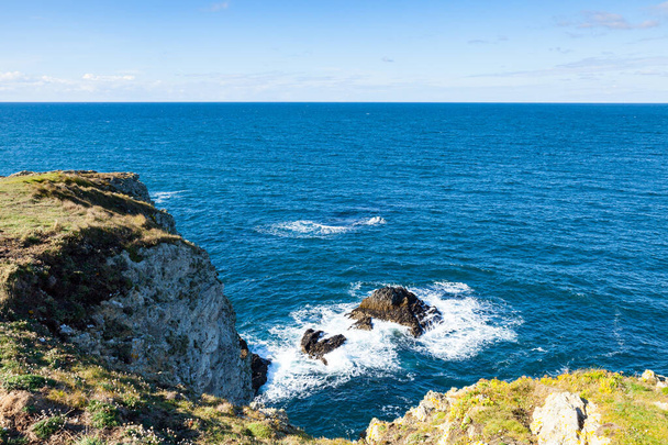 The rocks and cliffs in the ocean of the famous island Belle Ile en Mer in France - Zdjęcie, obraz