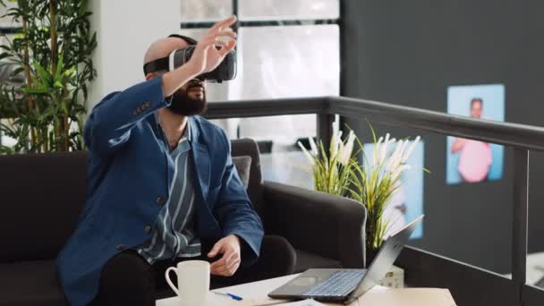 Analist, VR kulaklıklı 3D proje yaratıyor, etkileşimli görüş aygıtıyla geliştirme stratejisi planlıyor. Birlikte çalışma alanı mühendisi, tek boynuzlu at iş veritabanı. - Video, Çekim