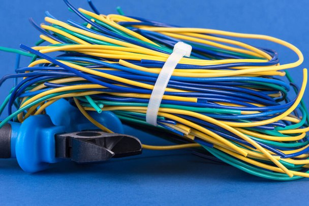 Câble électrique d'installation multicolore laminé avec outils électriciens - Photo, image