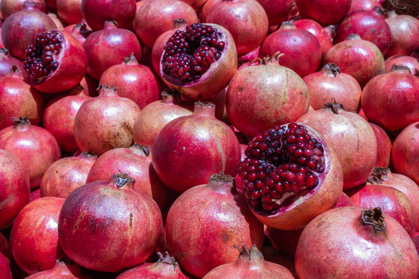 Груда гранатовых фруктов на уличном рынке - Фото, изображение