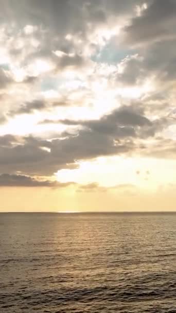Kuşbakışı bir bakış açısı kazanın ve bu büyüleyici görsel ziyafet sunan büyüleyici ışıkta canlanırken Akdeniz kıyılarının dramatik deniz manzarasına hayret edin. - Video, Çekim