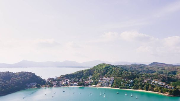 Vista aérea del fondo de la superficie del agua azul y reflejo del sol. vista aérea de un dron volador Ondas de superficie en un océano tropical con luz solar brillante. Perfecto para vacaciones, en la isla de Phuket Tailandia. - Foto, Imagen