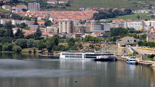 Douro-Tal, Blick auf den Westen der Regua-Brücken, Peso da Regua, Portugal - 25. Mai 2023 - Foto, Bild