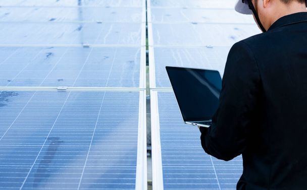 Corporate manager presenteert hoe elektriciteit van zonne-energie op het dak terug te verkopen aan het net. Industrie- en technologieconcept voor energieproducent-consument, elektriciteitsopwekking, virtuele elektriciteitscentrale. - Foto, afbeelding