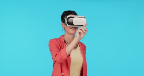 Žena, virtuální realita a stiskněte na obrazovce s metaverzní, futuristické a high tech na modrém pozadí. Ruční, ženský uživatelský a VR software s budoucí technologií a makupem v digitálním světě. - Záběry, video