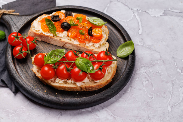 ジューシーなトマト、チーズ、おいしいプロシュートで飾られたブルスケッタのおいしいサンドイッチセット。 - 写真・画像