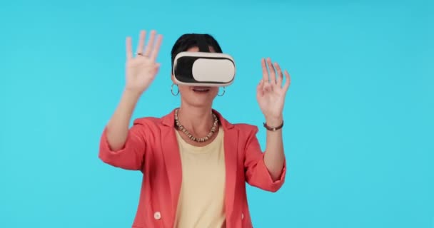 Γυναίκα, VR και πατήστε στην οθόνη με metaverse, μελλοντική τεχνολογία και υψηλή τεχνολογία σε μπλε φόντο. Hands, θηλυκό χρήστη και λογισμικό εικονικής πραγματικότητας, φουτουριστικό και mockup χώρο με ψηφιακό κόσμο. - Πλάνα, βίντεο