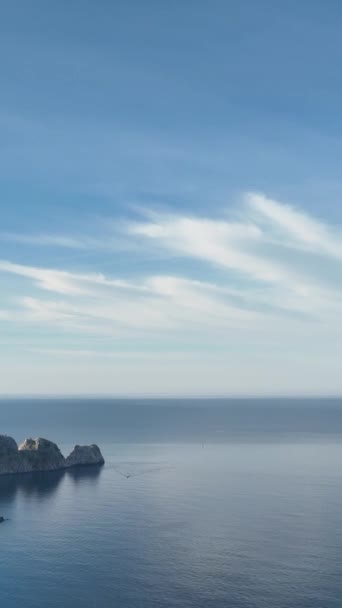 Ontsnap naar een adembenemend zandstrand met betoverend azuurblauw water terwijl de drone een luchtfoto biedt van de serene ochtendscène in deze meeslepende verticale video.. - Video