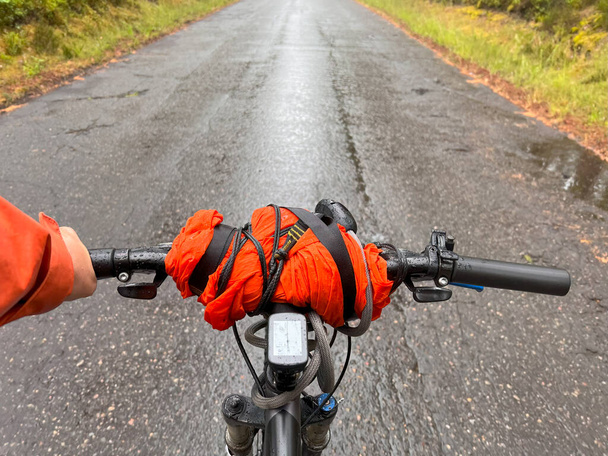 Kerékpárút az erdőbe. Utazás biciklitúrán. Felfedezni a vadont. Bikepacking Kaland az erdőben. Bicikli csomagolás POV utazó utazás. - Fotó, kép