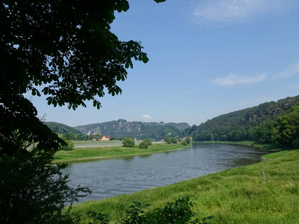 Az Elba folyó Rathen német szász Swizerland közelében. Kiváló minőségű fénykép - Fotó, kép