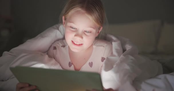 Mädchen, Kind und Tablet nachts im Schlafzimmer für Online-Spiele, E-Book-Story und Lernapp. Happy kid, digitale Technologie und Verbindung für das Streamen von Cartoons, Web-Medien und Spielen am Abend. - Filmmaterial, Video