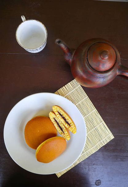 Dorayaki. Japanilainen paputahna pannukakku valkoisella taustalla. Dorayaki on kakku, joka tulee Japanista - Valokuva, kuva