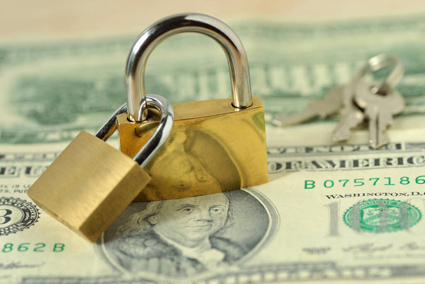 Dois cadeados bloqueados em notas de dólar - Conceito de segurança financeira - Foto, Imagem