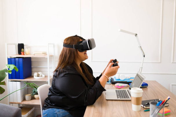 Perfil de una mujer gorda jefa trabajadora en la oficina que lleva gafas de realidad virtual y utiliza la tecnología en su nuevo negocio - Foto, Imagen