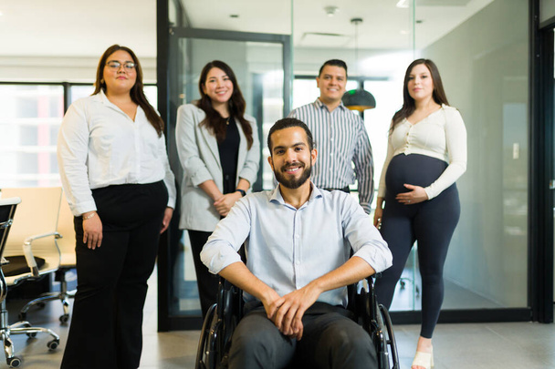 Vammaisen liikemiehen muotokuva, jossa hänen kollegansa seisovat virassa - Valokuva, kuva