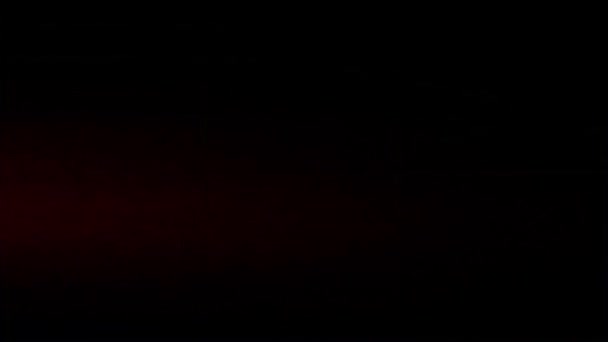 Pełnoekranowy pasek przecieku światła na soczewce anamorficznej z niebiesko-czerwonych lampek błyskowych służb specjalnych, pętla wideo na czarnym tle dla efektu nakładania. - Materiał filmowy, wideo