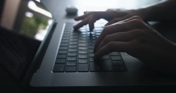 女性のコンピュータを閉じるハッカーは夜にキーボードのラップトップコンピュータにプログラマコードウイルスを入力し、自宅に座っています。キーボードで入力するラップトップで作業する女性プログラマー｜近代的なビジネス. - 映像、動画