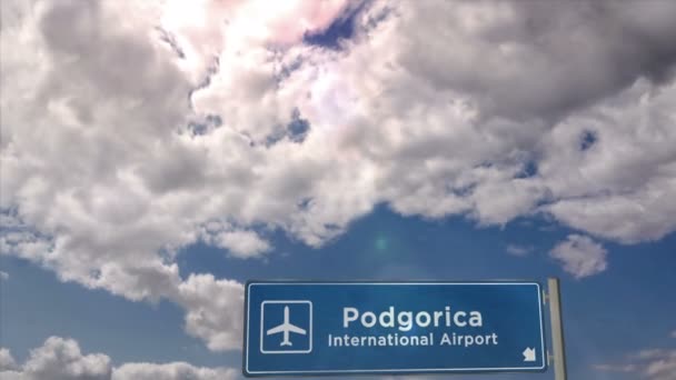 Repülőgép sziluett leszállás Podgorica, Montenegró. Repülővárosi érkezés repülőtéri irányjelzéssel és naplementével a háttérben. Utazás, utazás és közlekedés 3D koncepció. - Felvétel, videó