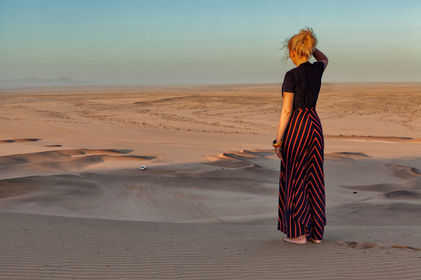 Mujer en la parte superior de la duna
 - Foto, Imagen