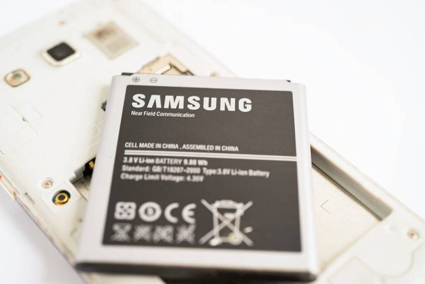 Oké, bedankt, Thaland. MEI 1 2023 technicus repareren en invoegen batterij voor Smartphone SAMSUNG. - Foto, afbeelding
