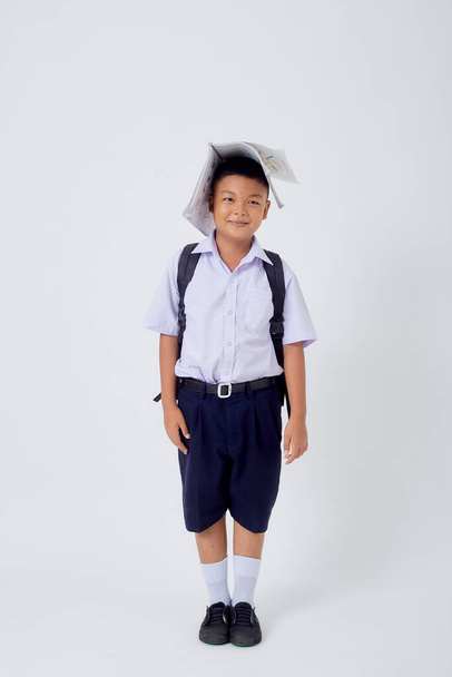 Retratos de niño asiático tailandés país en uniforme escolar aislado sobre fondo blanco - Foto, imagen