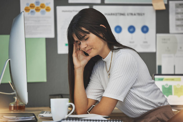 Kobieta, wypalenie lub zmęczony księgowy z bólem głowy w biurze z zmęczeniem psychicznym, bólem głowy lub kryzysem stresowym. Błąd, smutek lub przepracowany analityk biznesowy sfrustrowany lękiem przed depresją lub migreną. - Zdjęcie, obraz