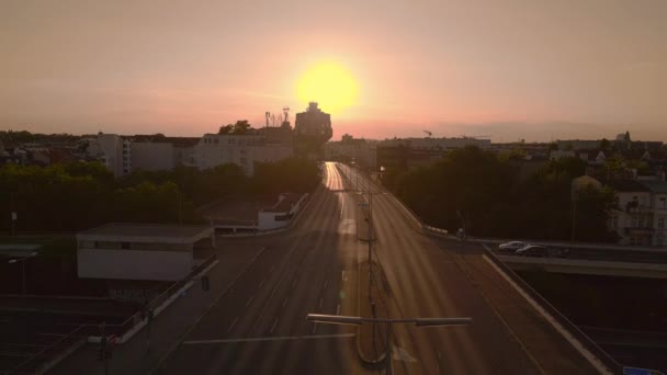 sol puesta del sol, Berlín ciudad Autopista puente Autopista urbana intersección Alemania en Europa, día de verano 2023. panorama general drone 4K cinematic.  - Metraje, vídeo