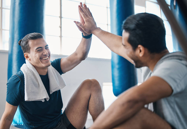 Άσκηση, κόλλα πέντε και άνδρες φίλοι σε ένα γυμναστήριο για προπόνηση, προπόνηση και κίνητρο, χαρούμενοι και χαμογελαστοί. Άσκηση, επιτυχία και ο άνθρωπος με προσωπικό γυμναστή στο γυμναστήριο γιορτάζουν kickboxing στόχο ή την πρόοδο. - Φωτογραφία, εικόνα