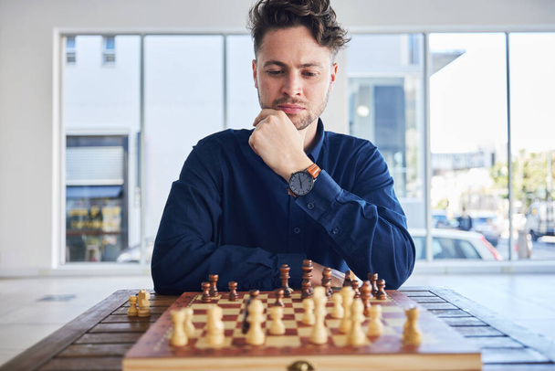 チェス、男とゲーム、問題解決や競争の中でチェスボード上で遊ぶ人の戦略を考える。計画し、選択し、挑戦や王、女王とプレーヤーに焦点を当て、移動することを決定. - 写真・画像