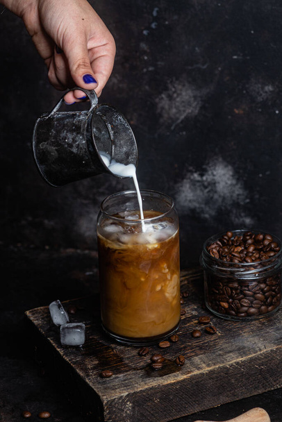 Zimna kawa w szklance na ciemnym tle - Zdjęcie, obraz