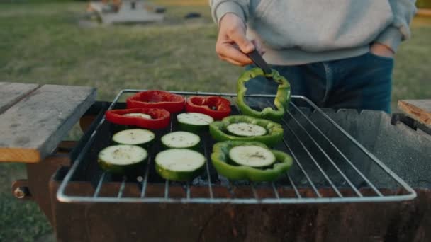 Λαχανικά που σε σχάρα σχάρα και μαγειρεμένα πάνω από μια ανοιχτή φωτιά στη σχάρα. - Πλάνα, βίντεο