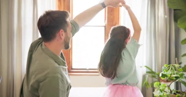 Tánc, balett és apa lánya a nappaliban ünnepelni, boldog vagy energia. Zene, hercegnő és bizalom a férfi és a fiatal lány táncol a családi otthon támogatás, tanulás vagy kézfogás. - Felvétel, videó