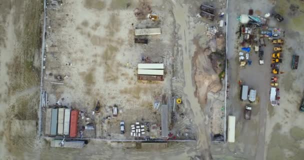 Αεροφωτογραφία του μεγάλου εργοταξίου με οικοδομικό εξοπλισμό σε προετοιμασμένο έδαφος στην αμερικανική αγροτική περιοχή. Ανάπτυξη κατοικιών στα προάστια των ΗΠΑ. Αγορά ακινήτων στις ΗΠΑ. - Πλάνα, βίντεο