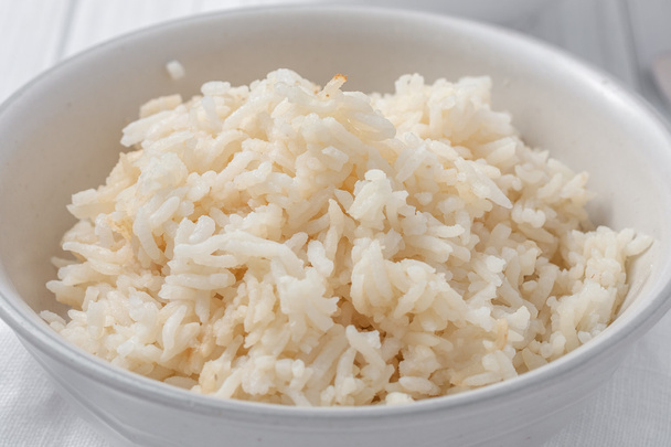 un tazón de arroz cocido en caldo de pollo
 - Foto, imagen