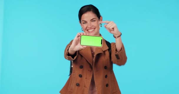 Green screen phone, okay i szczęśliwa kobieta wskazują na makietę aplikacji mobilnych, umowy handlowej lub powierzchni marki. Ok portret, aprobata mediów internetowych i osoba studio z opinią o sukcesie na niebieskim tle. - Materiał filmowy, wideo