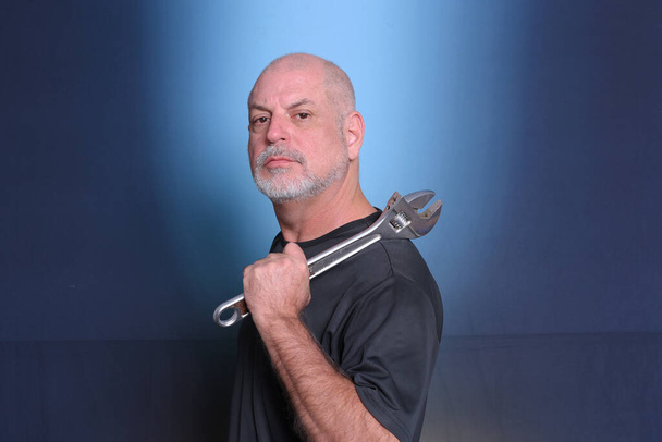 homem adulto usando segurando equipamentos de serviço chave mecânica ferramenta "Vida Sênior" materiais - Foto, Imagem