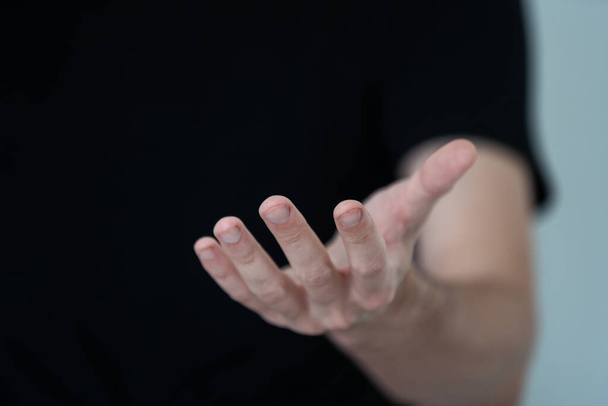 Een close-up van de mannelijke hand. Hoge kwaliteit foto - Foto, afbeelding