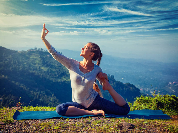 Yoga ao ar livre - jovem mulher sporty fit fazendo alongamento ioga asana Eka pada rajakapotasana uma perna rei pombo pose no Himalaia montanhas, Índia. Efeito retro vintage filtrado imagem estilo hipster. - Foto, Imagem