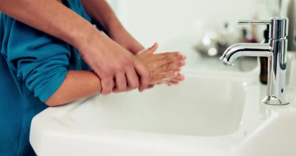 Χέρια, πλύσιμο και γονείς που βοηθούν το παιδί για υγιεινή και υγεία, βιωσιμότητα, νερό και ρουτίνα στο σπίτι. Οι άνθρωποι στο μπάνιο, καθαρά με σαπούνι στο νεροχύτη και υγιή, μαθαίνουν πλύσιμο στο χέρι και απολύμανση. - Πλάνα, βίντεο