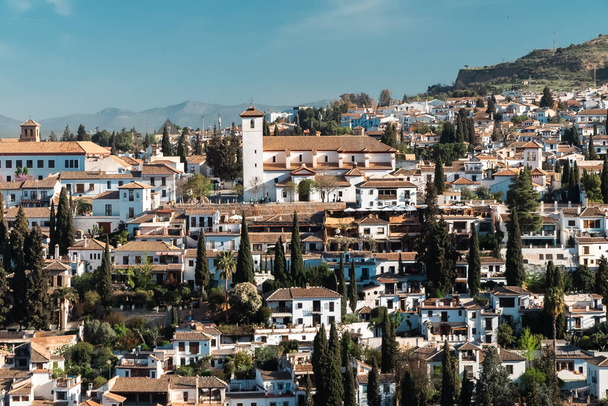 Panoramiczny krajobraz dzielnicy Albaicin widziany z Alhambry. Granada, Hiszpania. - Zdjęcie, obraz