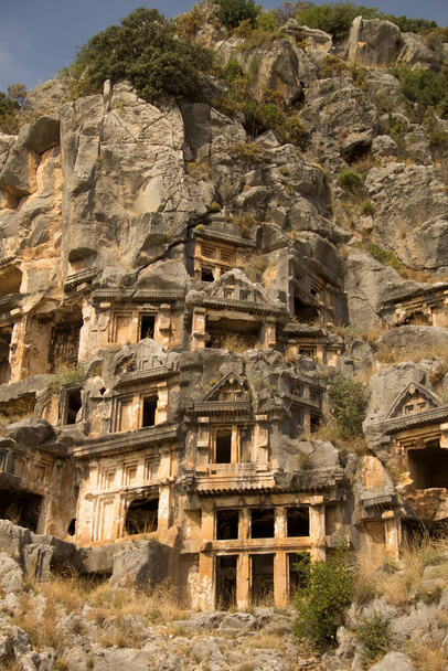 Las tumbas fueron talladas en las rocas a mano. Mira City, Turquía - Foto, imagen