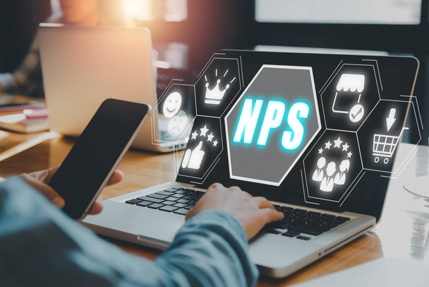 NPS, Netto Promotor Score Konzept, Person, die am Laptop und Smartphone mit Netto Promotor Score Symbol auf virtuellem Bildschirm arbeitet. - Foto, Bild