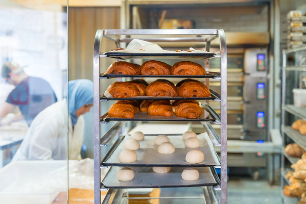 Sütőipari műhely kézműves pékség és bolt a tálcákon croissant és neapolitan - Fotó, kép