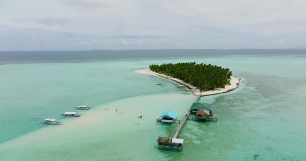 Bovenaanzicht op tropisch eiland op een atol met een prachtig strand. Onok Island, Balabac, Filipijnen. - Video