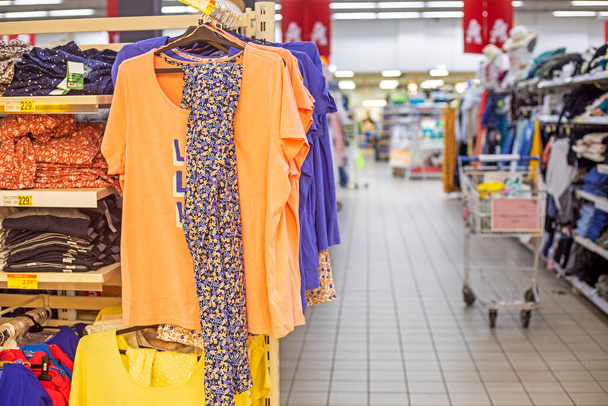 krém divatos női pizsama egy virág egy bevásárlóközpontban egy kirakat - Fotó, kép